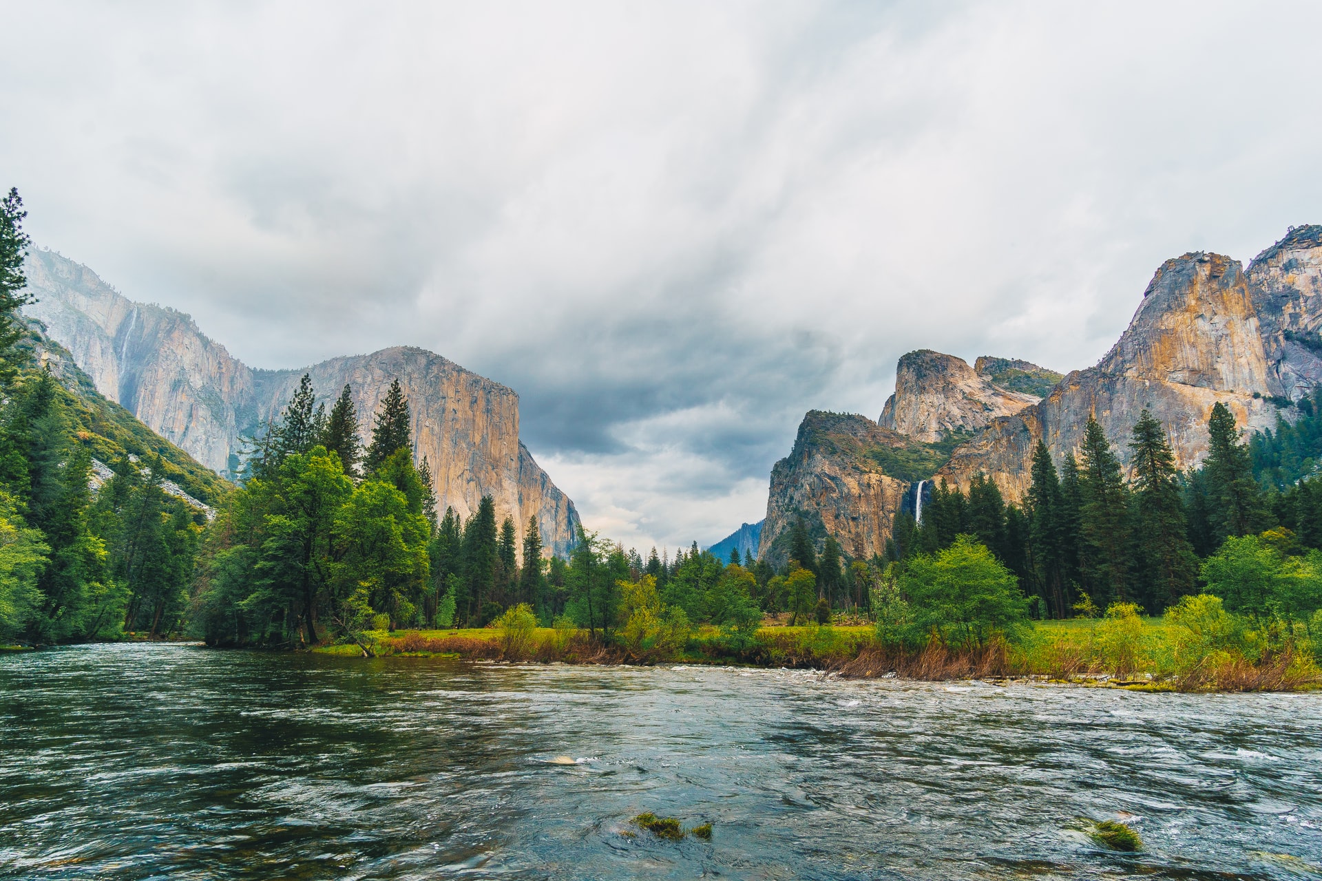 picture of river in front of el capitan in yosemite